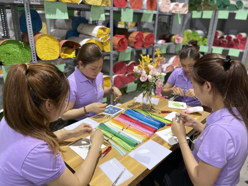 ホーチミン市ゴーバップ区のクイリングカード・ベトナム社でクリスマスカードを作る従業員たち ⓒ Tuoi Tre ホーチミン市ゴーバップ区のクイリングカード・ベトナム社でクリスマスカードを作る従業員たち ⓒ Tuoi Tre